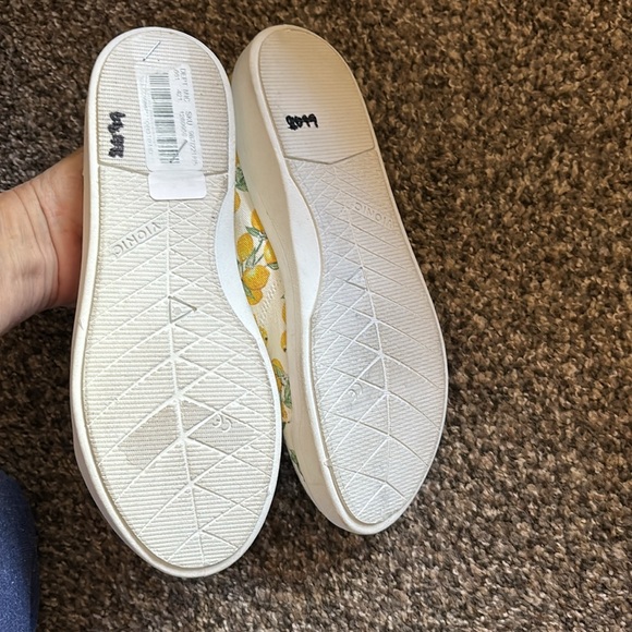 NWT VIONIC BEACH LEMON SHOES SNEAKERS VACAY SLIP ON 6.5 - Picture 10 of 11